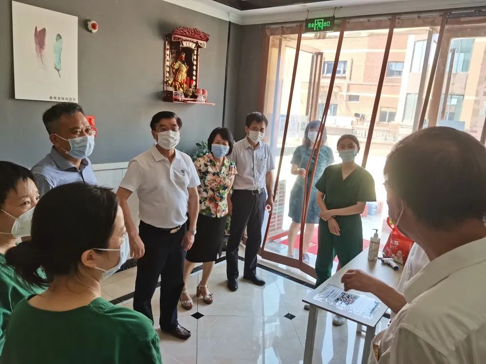 江西省胸科醫(yī)院領(lǐng)導(dǎo)赴經(jīng)開(kāi)區(qū)核酸采樣點(diǎn)慰問(wèn)采樣隊(duì)員