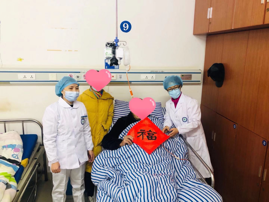 寫春聯送祝福 醫患同心迎新年